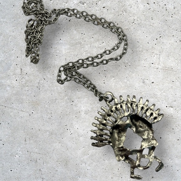 VINTAGE SILVERTONE DANCING CHIEFS FAUX TURQUOISE PENDANT - Picture 3 of 4